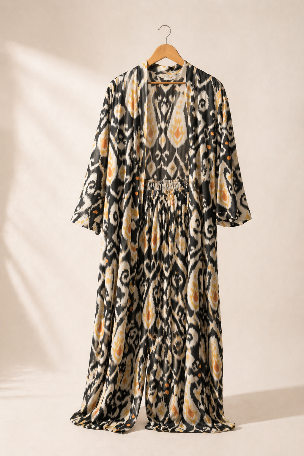 Completo in cotone block print nero con motivi etnici – pantalone palazzo e kimono coordinato Majeda