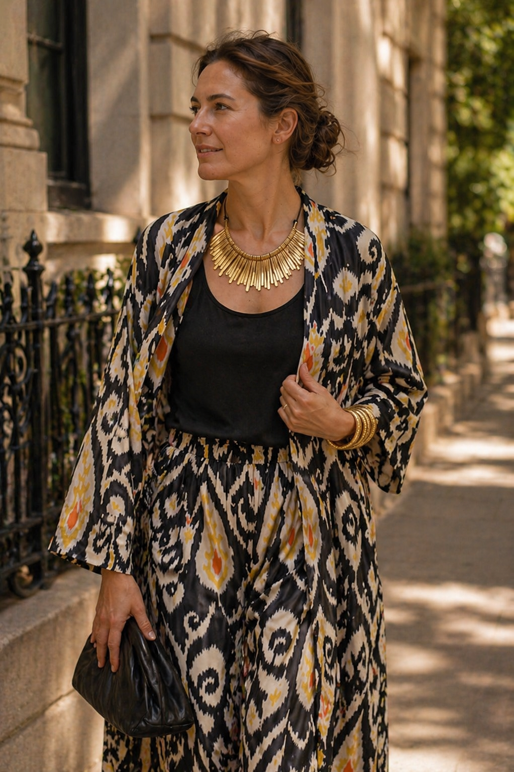 Completo in cotone block print nero con motivi etnici – pantalone palazzo e kimono coordinato Majeda