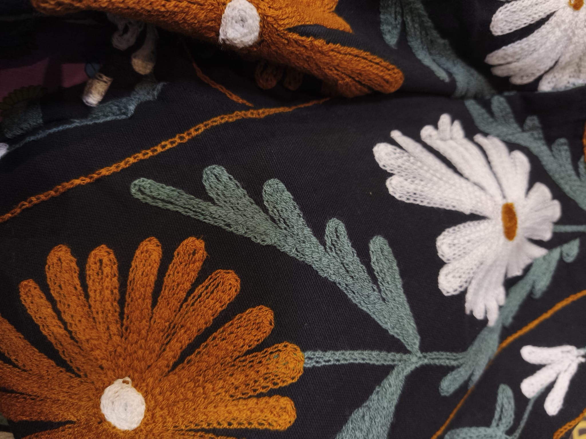 Pantaloni ARYAN in Cotone Ricamato Suzani Neri – Pantaloni Donna Boho Chic - immagine 3
