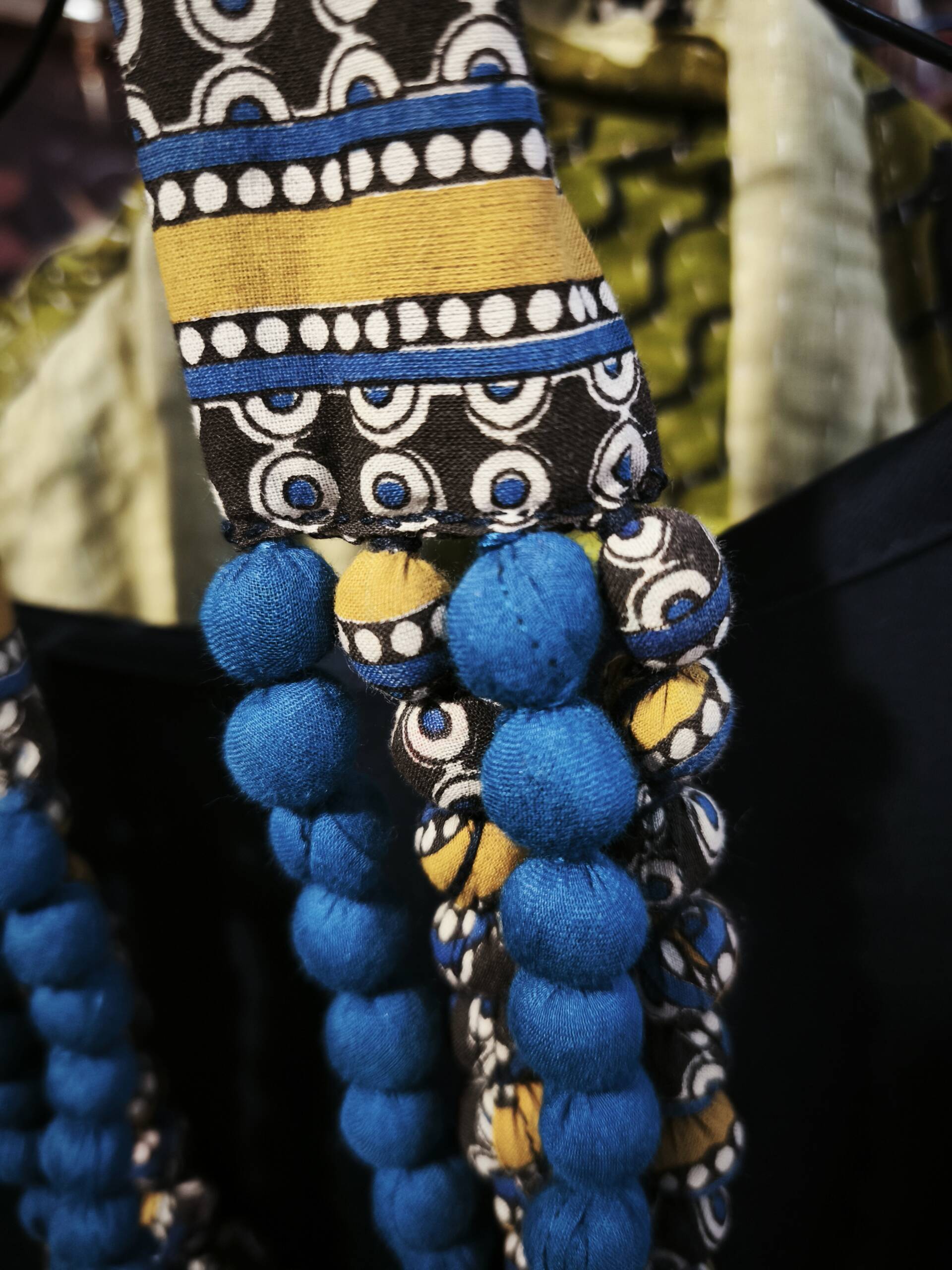 Collana Sari Blu e Senape a Quattro Fili | DiversoLab